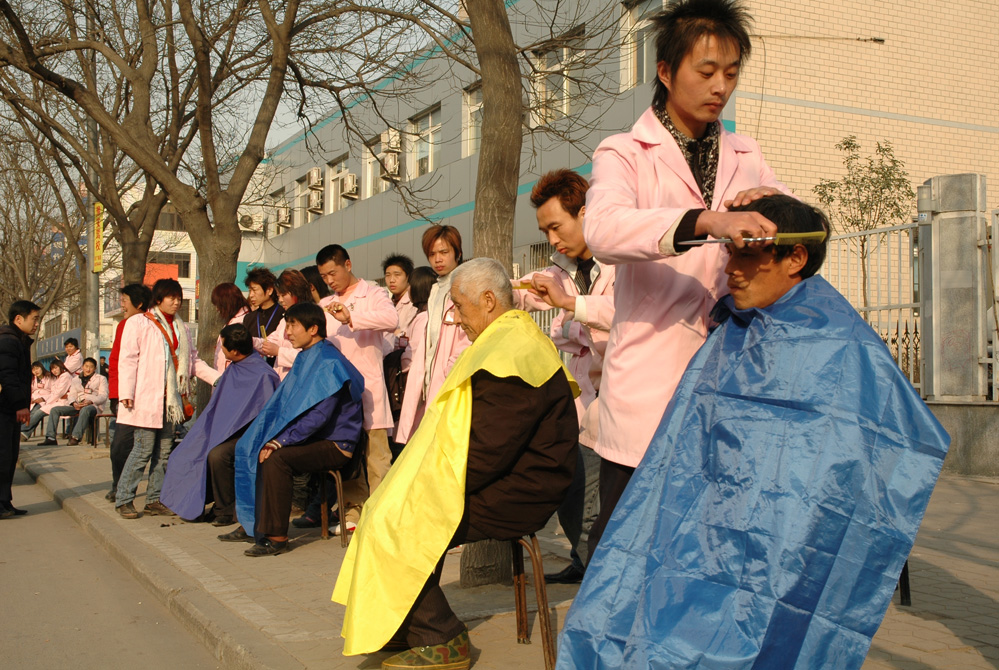 向灾区敬老院提供免费剪发活动