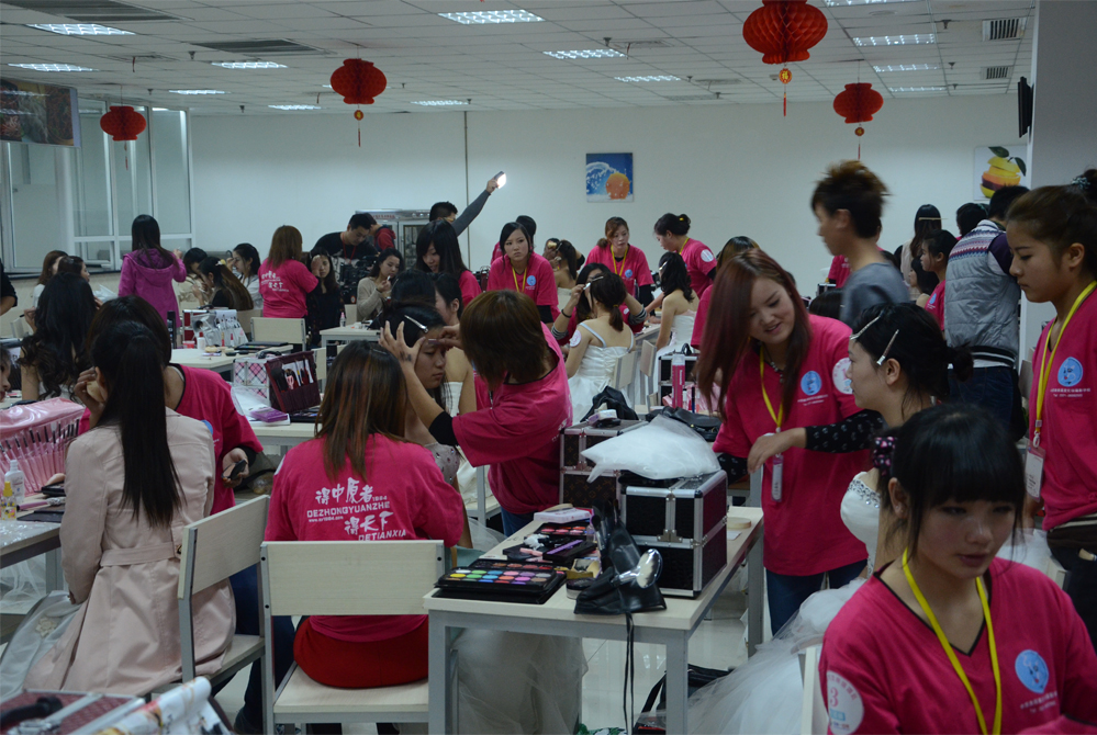 第三届爱在中原大型集体婚礼化妆活动